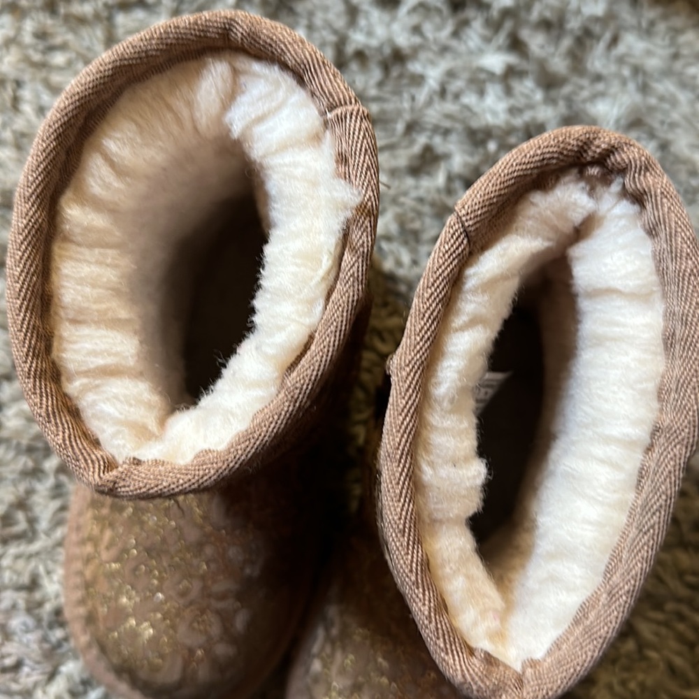 UGG - Picture 6 of 6